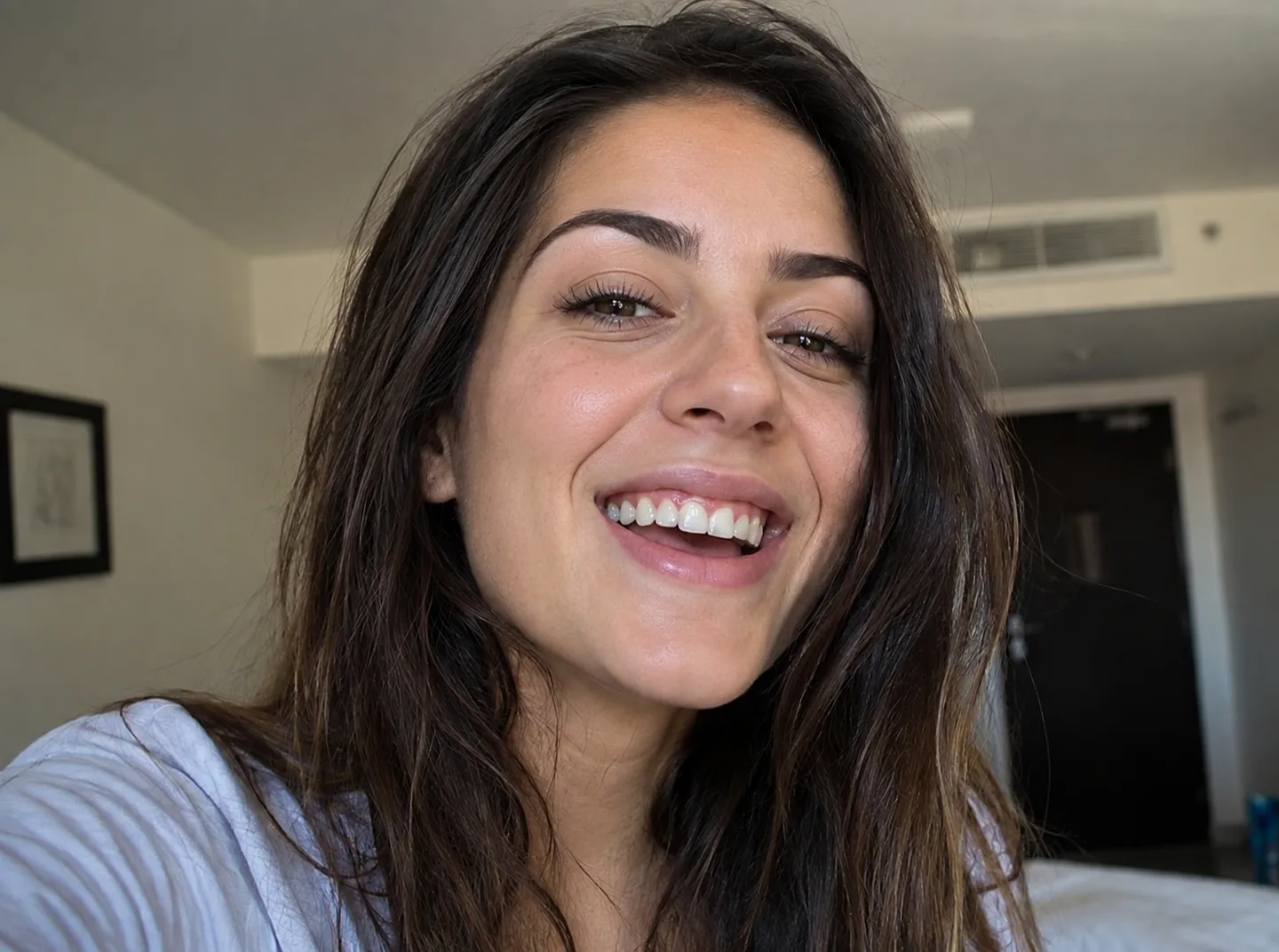 After removing the emoji sticker — face restored and background intact